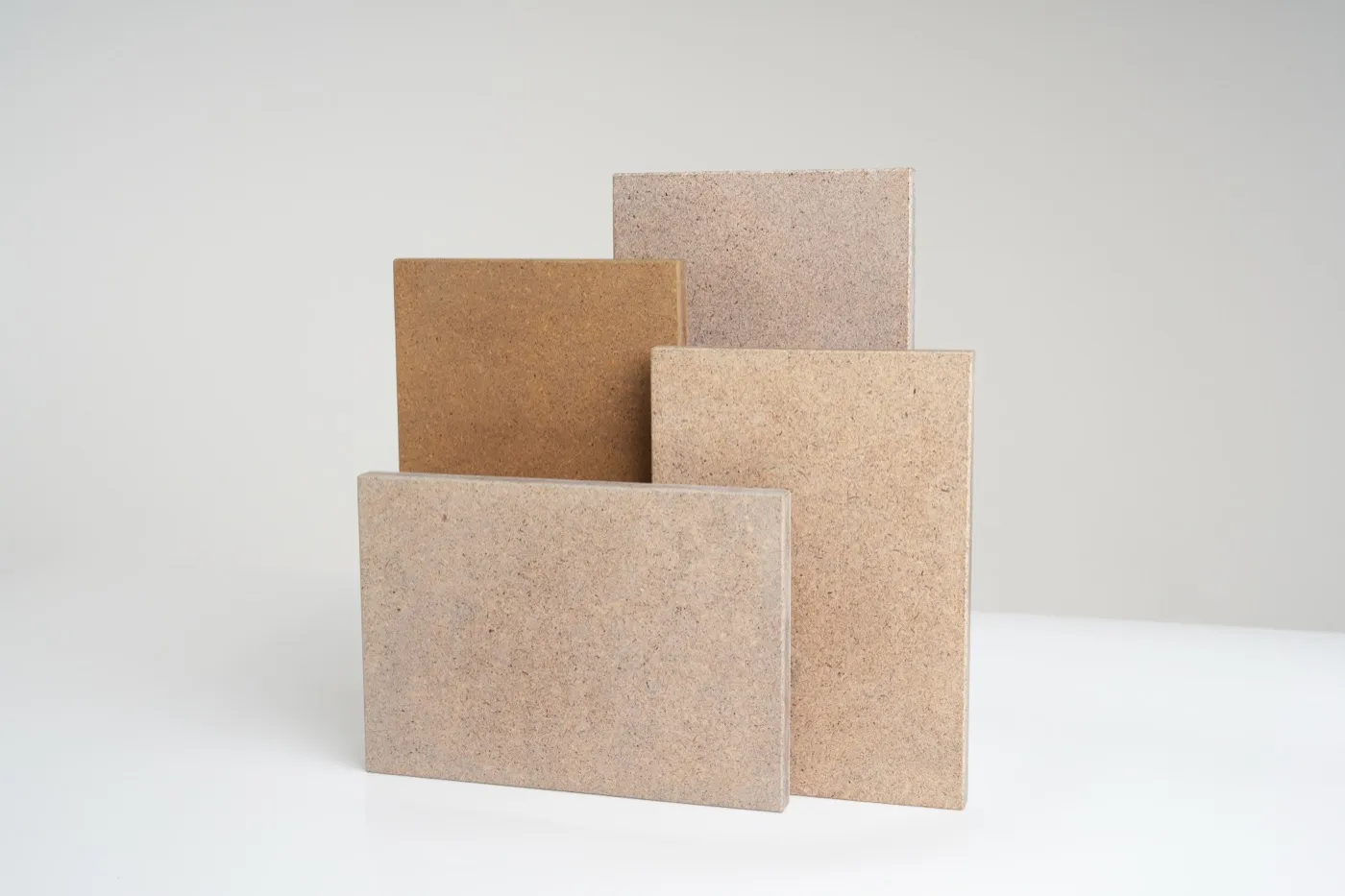 Plant Plast Platten in warmen Naturtönen für Wandflächen und Innenausbau