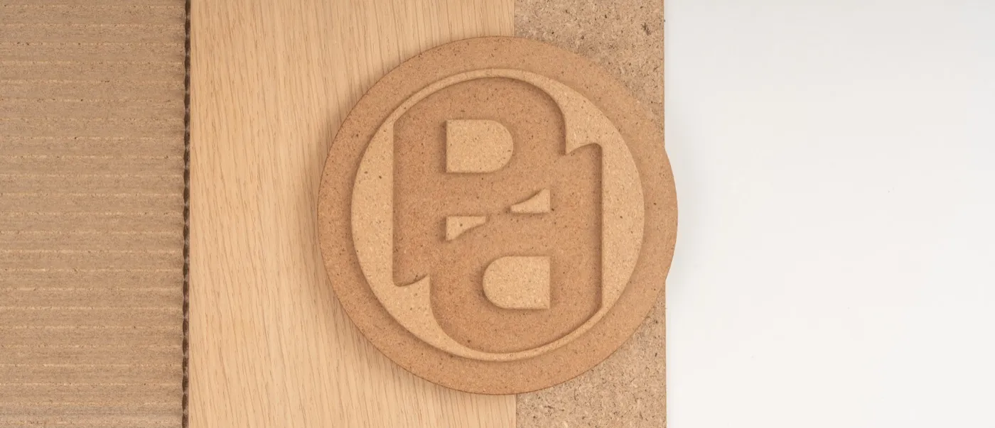 Untersetzer aus Plant Plast mit eingeprägtem Logo auf vier verschiedenen Oberflächen